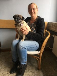 Britta Gronbach mit Therapiehündin Tilly